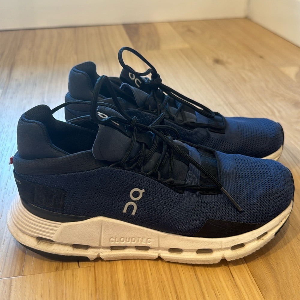 On running Cloud nova, Size 6 in navy blue